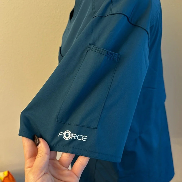 Carhartt FORCE ESSENTIALS V-NECK SHIRTTAIL SCRUB TOP - Picture 4 of 9